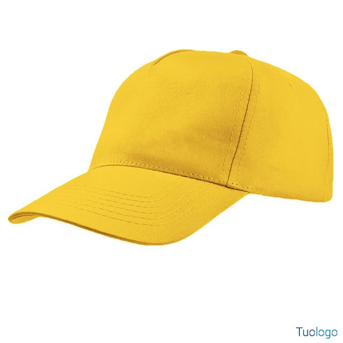 Cappellino giallo su sfondo bianco