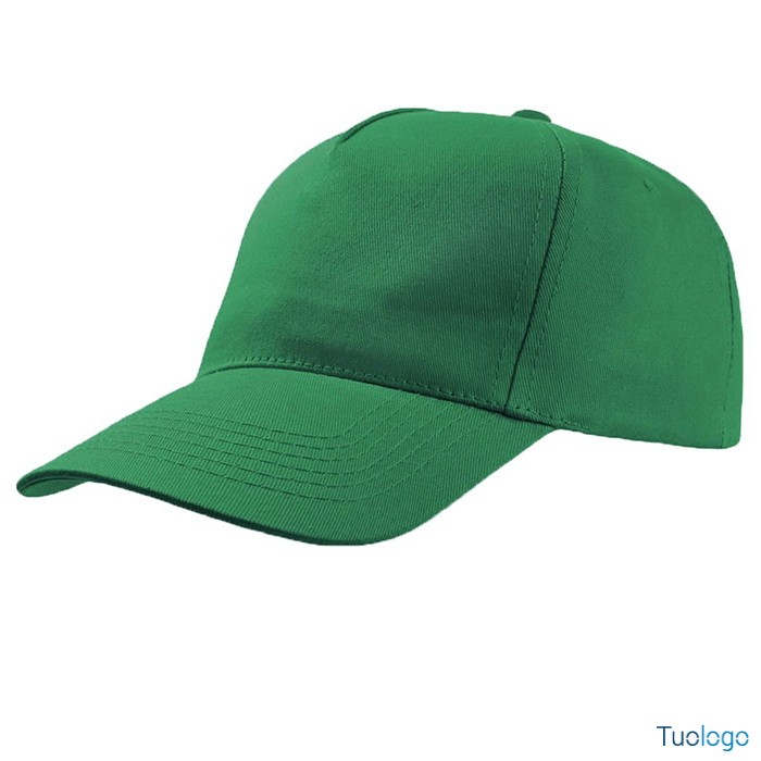 Cappellino verde su sfondo bianco