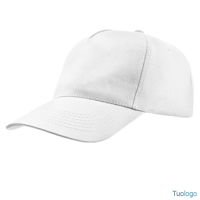 Cappellino bianco su sfondo bianco