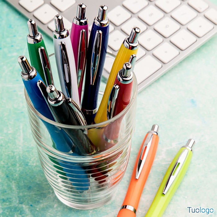 Penna a sfera bianca con fusto in plastica e grip in gomma