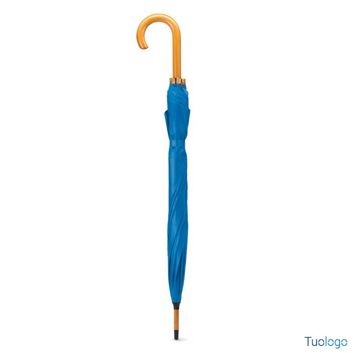 Ombrello, chiuso, con manico in legno e telaio blu, su sfondo bianco