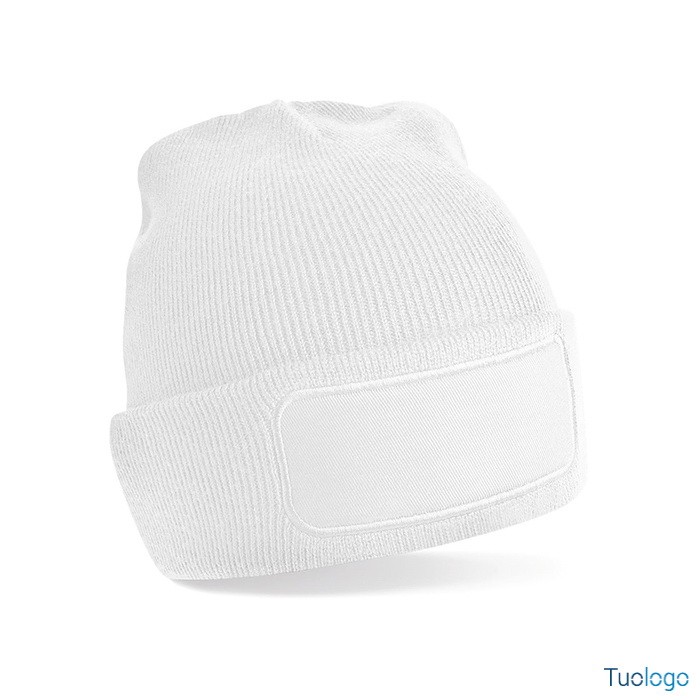 Berretto bianco con toppa per logo, su sfondo bianco