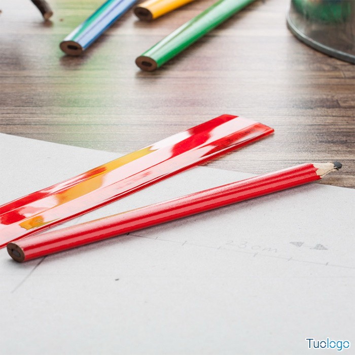 Matita in legno rosso