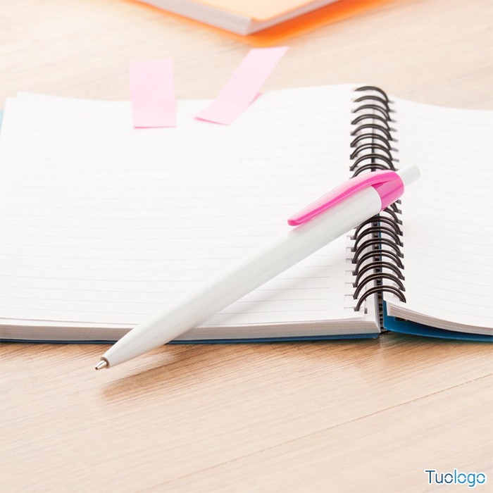 Penna a sfera con fusto bianco e clip gialla