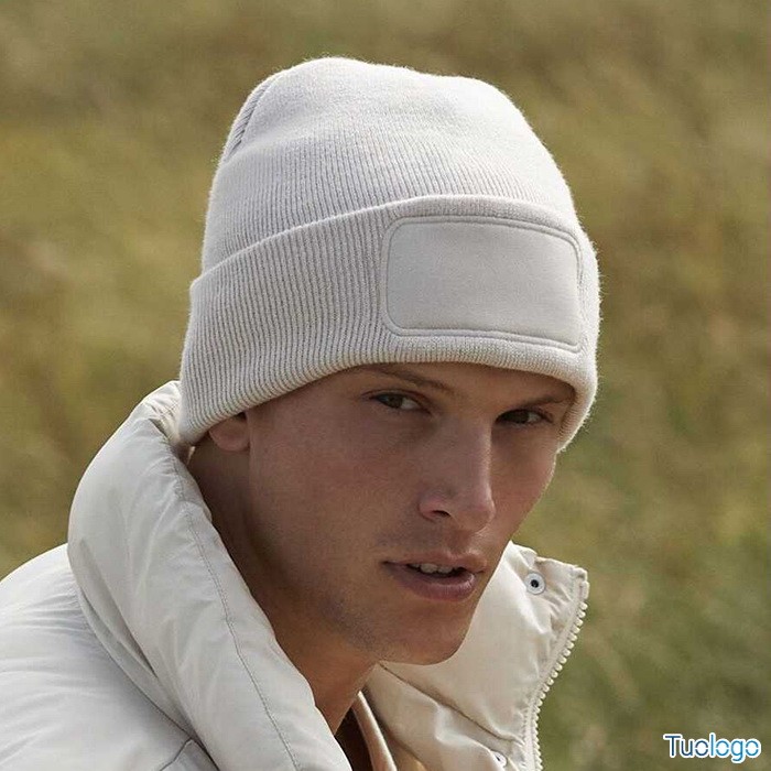 Cappellino nero con risvolto in cotone e rettangolo per il logo applicato sulla fronte