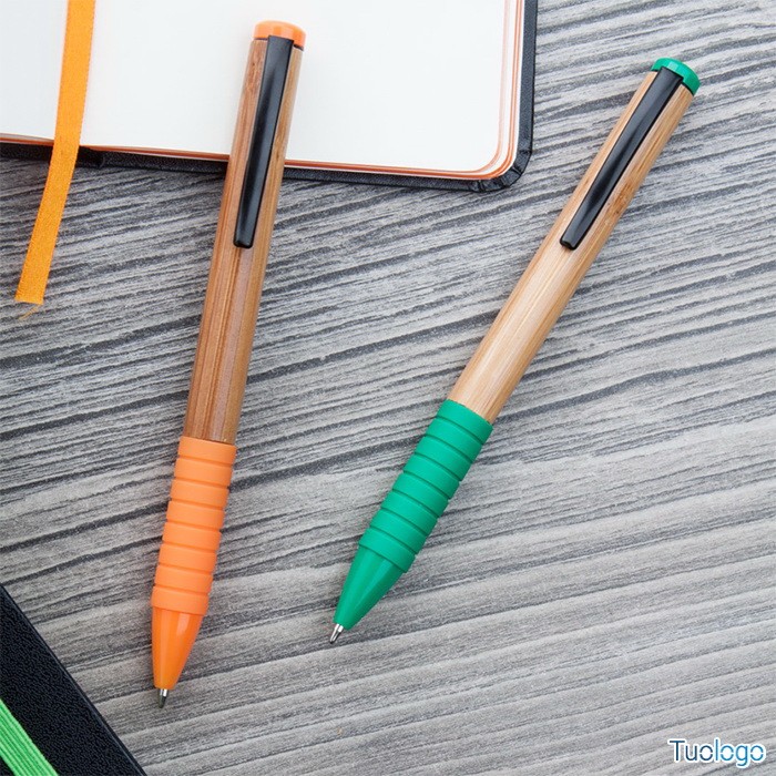 Penna in bamboo con clip in metallo e dettagli rossi