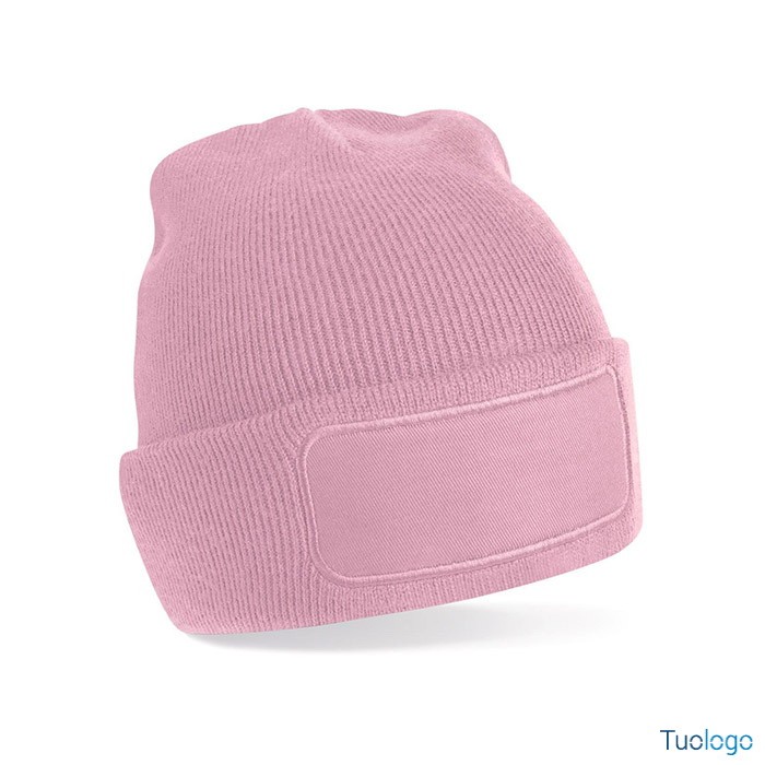 Berretto rosa con toppa per logo, su sfondo bianco
