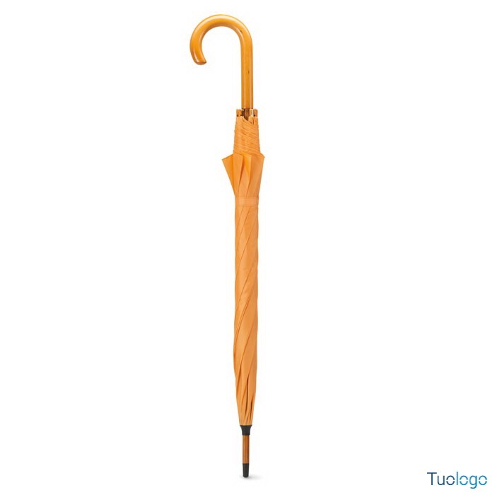 Ombrello, chiuso, con manico in legno e telaio arancione, su sfondo bianco