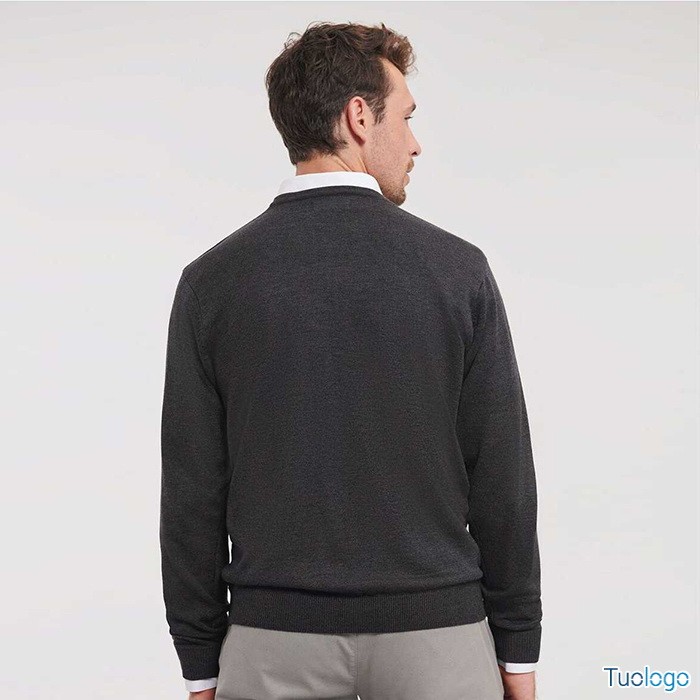 Uomo girato di spalle con maglioncino grigio scuro, su sfondo bianco