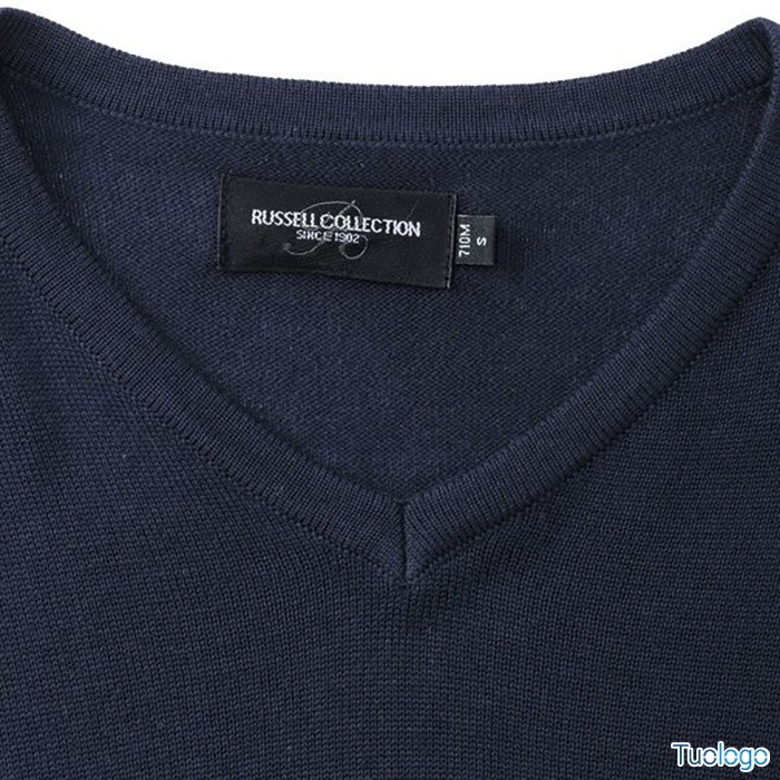 Dettaglio etichetta russel collection del maglioncino blu scuro