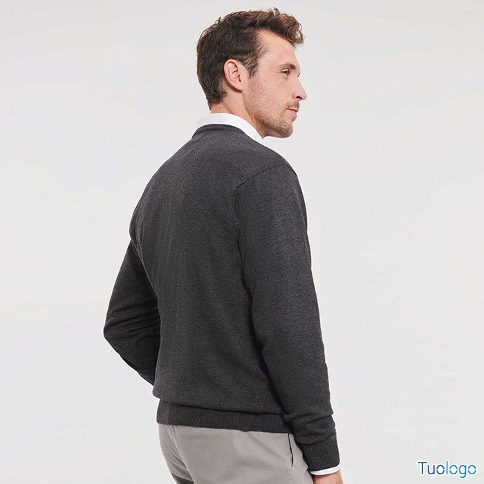 Uomo girato di spalle con maglioncino grigio scuro, su sfondo bianco