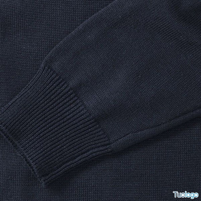 Dettaglio manica maglioncino blu scuro