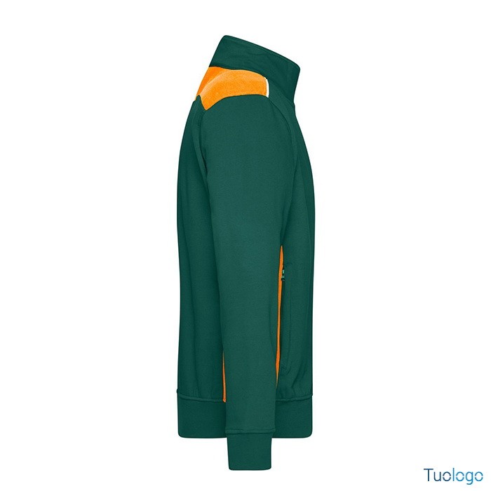 Dettaglio laterale felpa verde con inserti arancioni e zip lunga