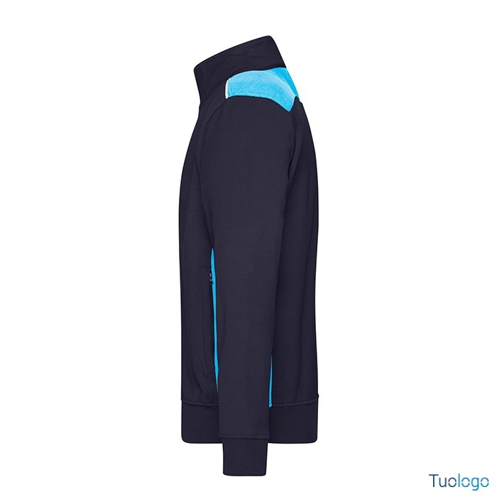 Dettaglio laterale felpa blu scura con inserti azzurri e zip lunga