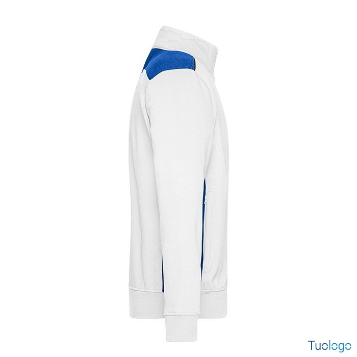 Dettaglio profilo felpa bianca con inserti blu e zip lunga, su sfondo bianco