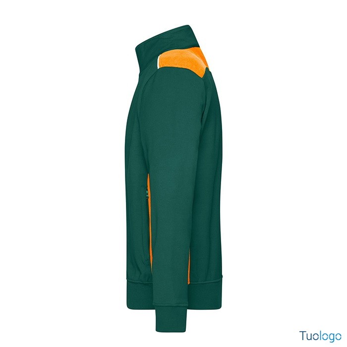 Dettaglio laterale felpa verde con inserti arancioni e zip lunga