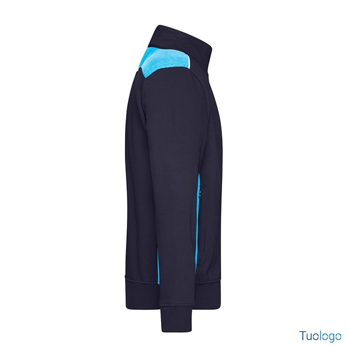 Dettaglio laterale felpa blu scura con inserti azzurri e zip lunga