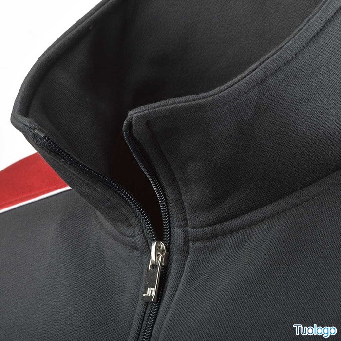 Dettaglio colletto felpa nera con inserti rossi sulle spalle e zip lunga