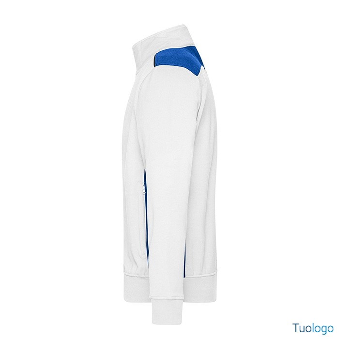 Dettaglio profilo felpa bianca con inserti blu e zip lunga, su sfondo bianco