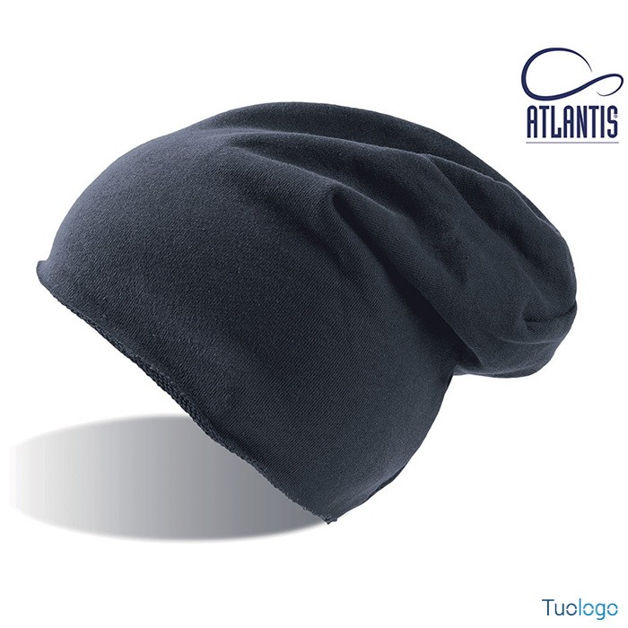 Cuffia fucsia oversize con orlo tagliato a vivo su sfondo bianco