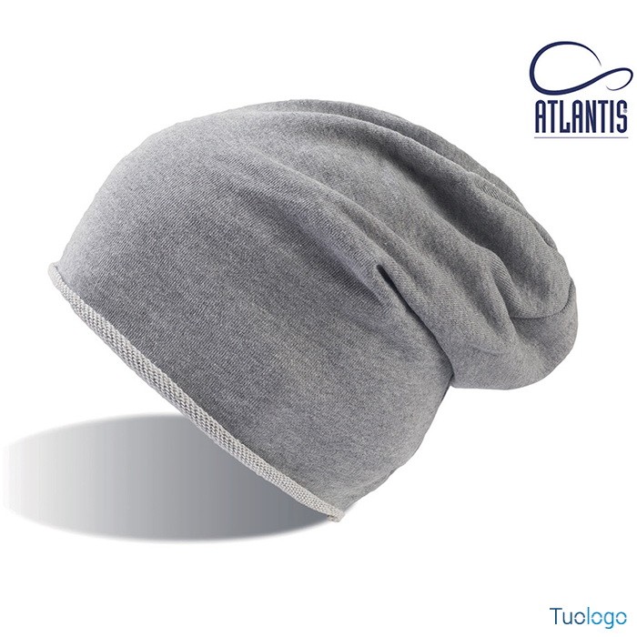 Cuffia bordeaux oversize con orlo tagliato a vivo su sfondo bianco