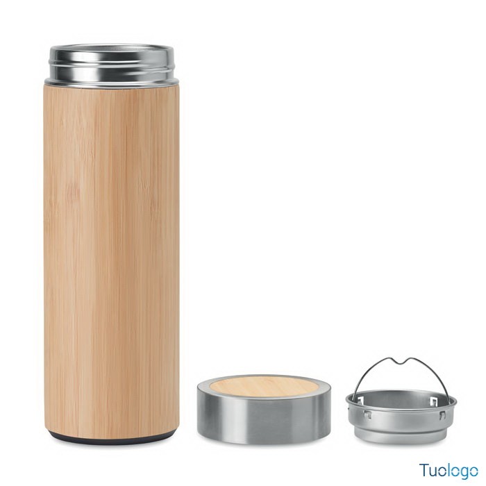 Scatola bianca su sfondo bianco