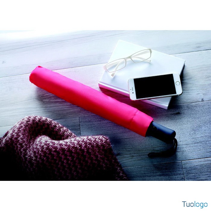 Ombrello blu richiudibile in poliestere con struttura in acciaio e manico nero in abs