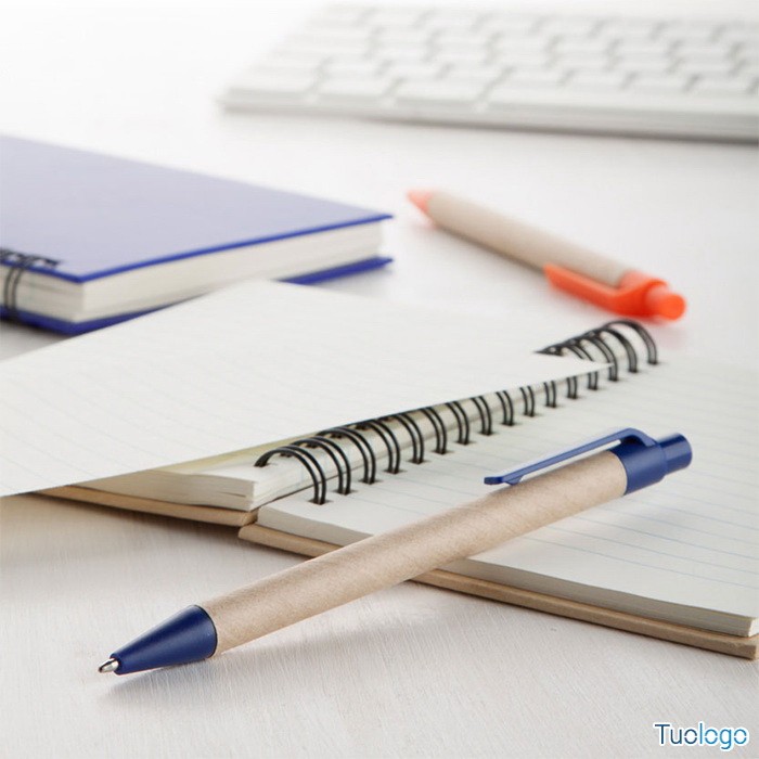 Penna a sfera rossa in cartone e plastica riciclata