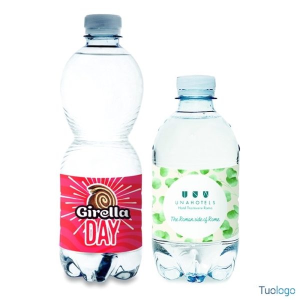 Tre bottiglie di acqua da 500 ml con etichetta personalizzata con il logo aziendale